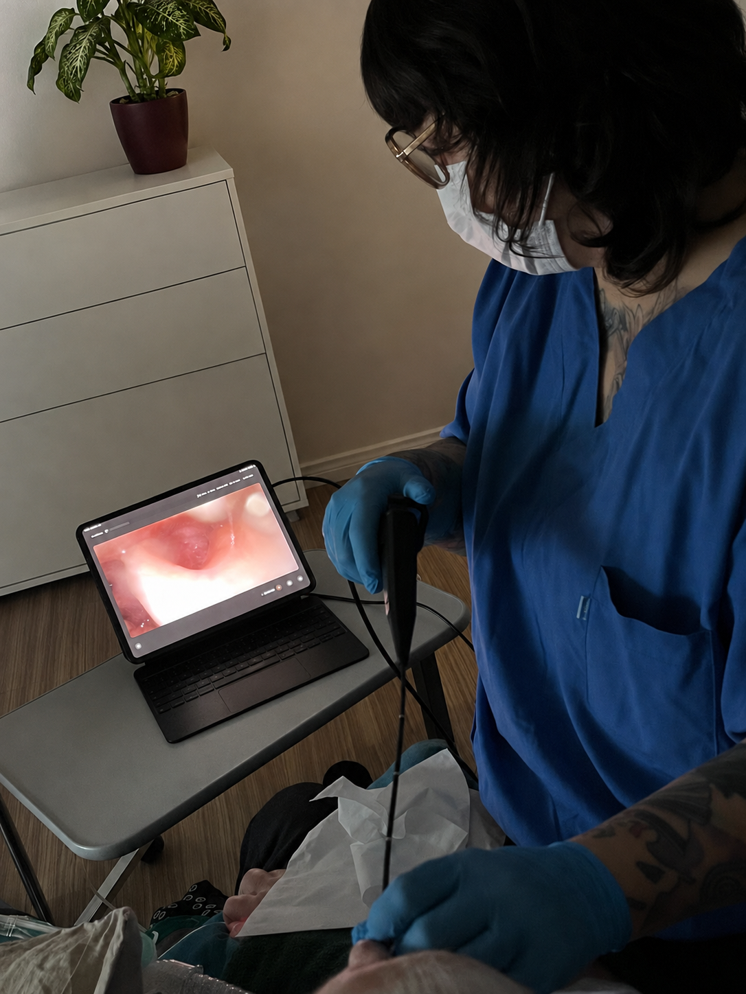 Logop&auml;din f&uuml;hrt eine FEES durch; der Schluckvorgang ist live auf dem Monitor zu sehen